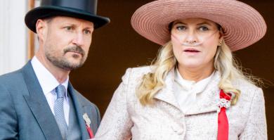 Haakon de Noruega y Mette-Marit de Noruega con un respirador en el balcón del palacio real de Oslo en el Día Nacional de Noruega 2026