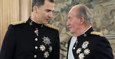 El rey Felipe VI y el rey Juan Carlos I en la imposición del fajín de Capitán General en la proclamación de Felipe VI