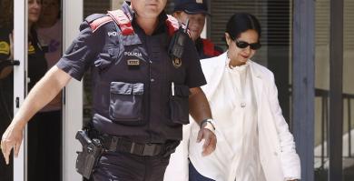 Julia L, la psicoterapeuta de la familia Andic, a la salida del juzgado tras declarar esta mañana ante la jueza del juzgado de Martorell (Barcelona)