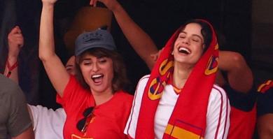 Penélope Cruz y Rosalía durante el España-Austria.