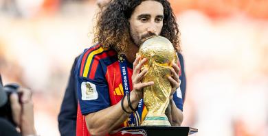 Marc Cucurella besa la copa del mundo tras el partido.