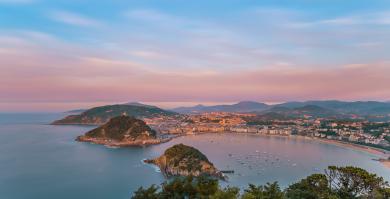 Vista de la bahía de la Concha de San Sebastián, la isla de Santa Clara y el monte Urgull desde el Monte Igueldo