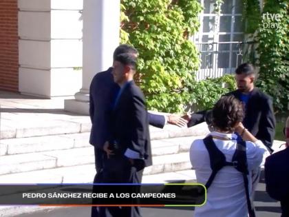 Álex Baena saluda a Pedro Sánchez en la recepción en la Moncloa.