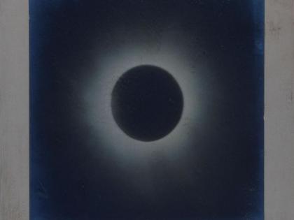Fotografía del eclipse solar de 1905 tomada en Burgos y con las iniciales DEB y RK.