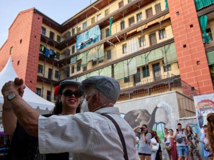 Dos personas bailan durante las fiestas de San Lorenzo en Madrid en agosto de 2022.