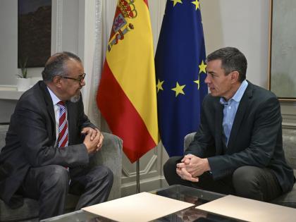 El presidente del Gobierno, Pedro Sánchez (d), con el director general de la OMS, Tedros Adhanom Ghebreyesus