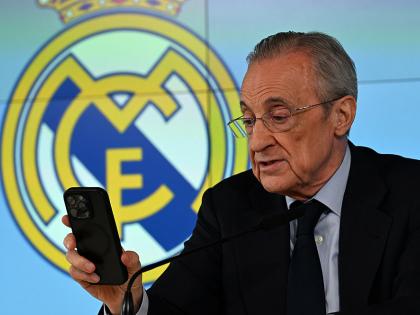 Florentino Pérez mira el móvil durante su intervención