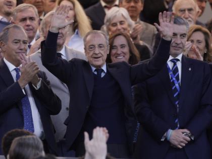 Florentino Pérez saluda a sus 'fans' entregados este jueves en el Bernabéu