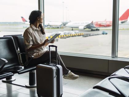 Imagen de archivo de una joven esperando en el aeropuerto.