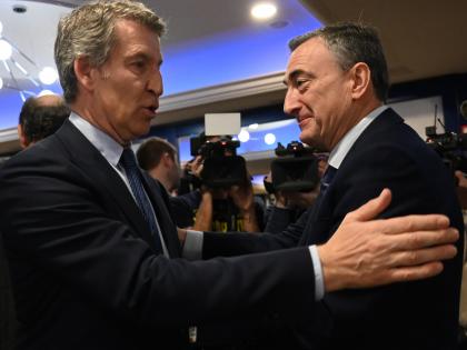 Imagen de archivo del líder del PP, Alberto Núñez Feijóo, saludando a su homólogo en el PNV, Aitor Esteban.