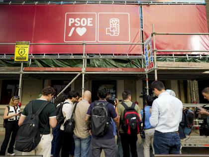 Agentes de la UCO se encuentran desde primera hora de este miércoles en la sede central del PSOE en la calle Ferraz.