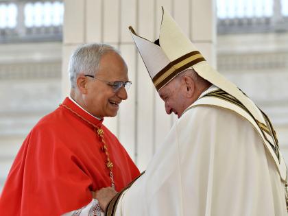 El papa Francisco y León XIV.