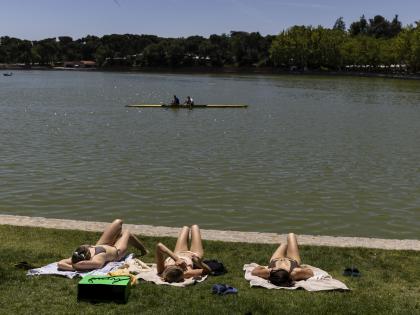 Gente tomando el sol en Casa de Campo