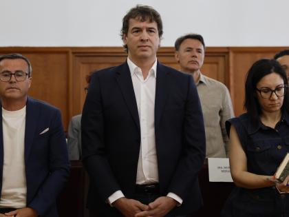 El hermano del presidente del gobierno David Sánchez y Miguel Ángel Gallardo, ex líder del PSOE extremeño, en la Audiencia pacense.