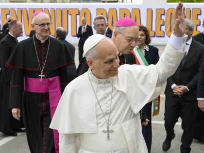 El papa saludando a los fieles