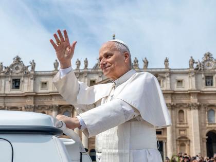 El Papa León XIV saluda a la multitud desde el papamóvil durante la misa del Domingo de Ramos en la Plaza de San Pedro, el 29 de marzo de 2026, en la Ciudad del Vaticano.