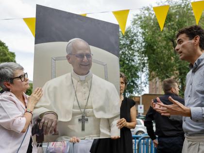 MADRID, 07/06/2026.- El primer denunciante del caso de abusos de Montserrat y portavoz del movimiento 'Reparación Integral Ya', Miguel Hurtado, durante una protesta en el exterior de la Nunciatura Apostólica, donde el papa León XIV va a mantener un encuentro privado con los miembros de la orden de San Agustín, este domingo en Madrid. EFE/ Mariscal