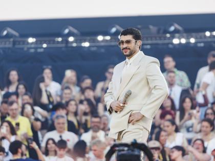 Bad Bunny durante su gira 'DeBI TiRAR MaS FOToS' en el Estadi Olimpic Lluis Companys de Barcelona. / Xavi Torrent
