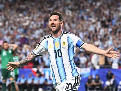 Messi celebra uno de sus tres goles frente a Argelia