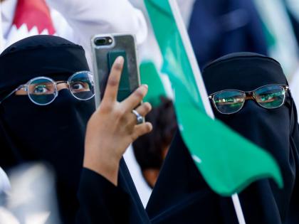 Aficionadas de Arabia Saudí viendo como pueden (o como les impiden) un partido de su selección en el Mundial de Qatar 2022