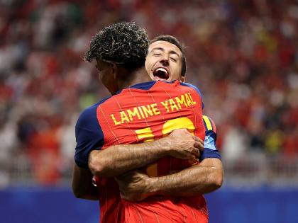 Lamine Yamal y Mikel Oyarzabal se funden en un abrazo para celebrar uno de los goles a Arabia Saudí