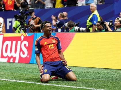 Lamine Yamal #19 de España celebra el primer gol de su equipo