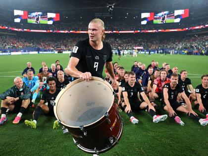 Erling Haaland, con un bombo, al frente de la celebración de Noruega en el Mundial