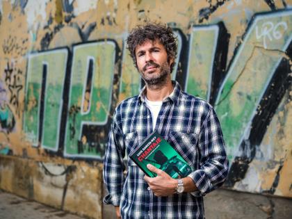 El periodista deportivo y escritor Luis García-Rey posando con su nuevo libro, 'Chantaje'-
