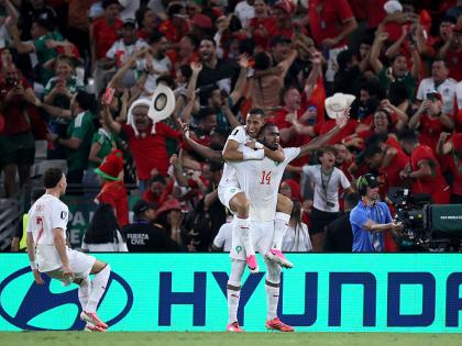 Issa Diop celebra con su compañero Soufiane Rahimi el primer gol de Marruecos durante el partido de dieciseisavos del Mundial ante Países Bajos, en Guadalupe (México), el 29 de junio de 2026.