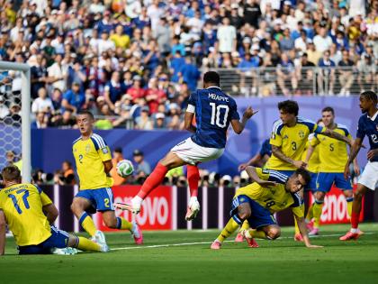 Kylian Mbappé, marcando ante Suecia