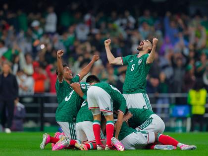Raúl Jiménez, de México, celebra tras anotar el segundo gol durante el partido de dieciseisavos del Mundial ante y Ecuador, en el Ciudad de México, el 30 de junio de 2026.
