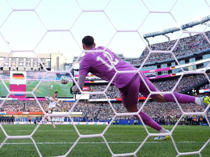 Orlando Gill detiene un penalti a Kai Havertz en el Alemania-Paraguay de 1/16 de final del Mundial