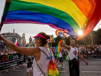 Dos personas se manifiestan en el Día del Orgullo LGTBIQ+ en Madrid