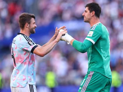 Courtois, celebra con Mechele la clasificación de Bélgica