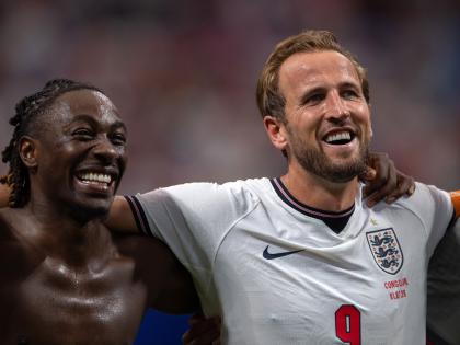 Eberechi Eze y Harry Kane, cantando Wonderwall tras el partido contra Congo.