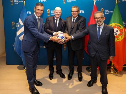 Pedro Sánchez, junto a Infantino, el primer ministro de Marruecos y el ministro de Asuntos Exteriores portugués, en septiembre de 2025