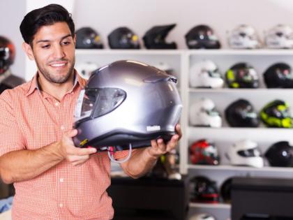 Motorista comprando casco