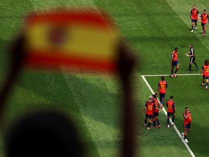 Una aficionada celebra uno de los goles de España a Bélgica