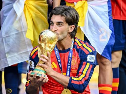Ferrán Torres besa la Copa del Mundo