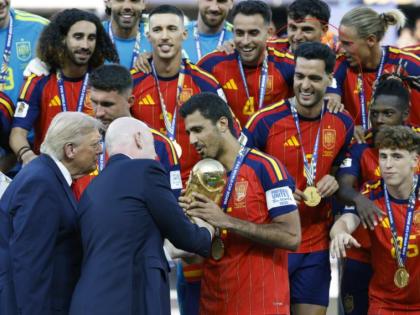Rodri levantando la copa del mundo en el podio.