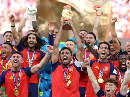 Rodrigo Hernández levanta el trofeo de campeones del mundo.