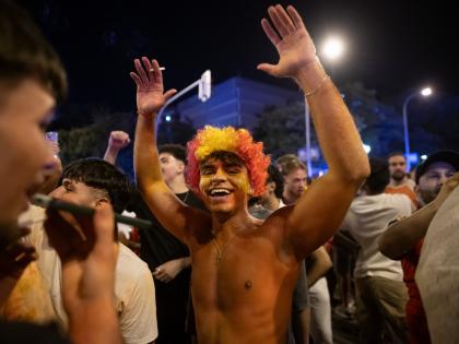 Un aficionado celebra el triunfo de España en el Mundial en la madrileña plaza de Cibeles
