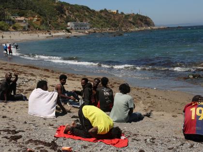 A migrant prays while waiting on the beach in Ceuta, Spain, following deadly mass crossings of migrants on foot and by sea from Morocco into Spanish territory, August 2, 2026. REUTERS/Violeta Santos MouraUn migrante ora mientras espera en la playa de Ceuta, junto a varios compañeros, tras los mortales cruces masivos desde Marruecos, el 2 de agosto de 2026.
