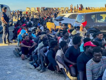 Los entre 3.500 y 5.000 migrantes, según el Gobierno de Ceuta, que aún no han retornado a Marruecos, malviviendo en las calles de la ciudad, el 3 de agosto de 2026.