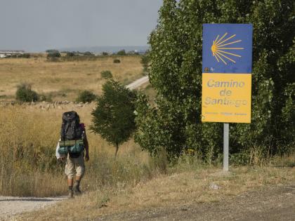 Un peregrino hace el camino por la provincia de León, uno de los lugares donde se podrá ver el eclipse total de Sol