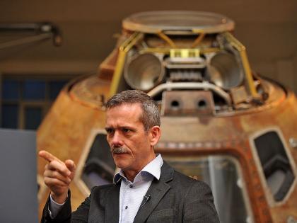Chris Hadfield, frente a un módulo del Apolo 10, en 2013 en Londres.