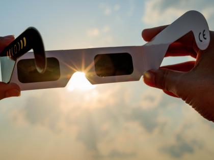 Imagen de archivo de unas gafas para el eclipse.