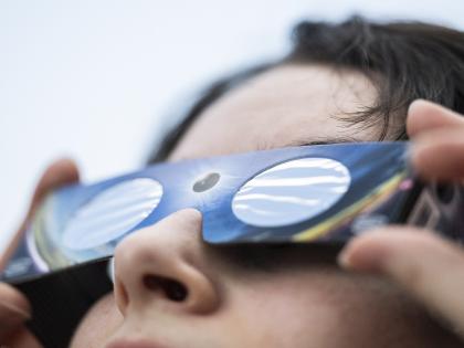 Una persona lleva unas gafas especiales para ver el eclipse solar