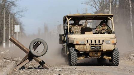 Fotografía publicada en redes sociales de soldados rusos circulando por Ucrania en un Desertcross 1000-3.
