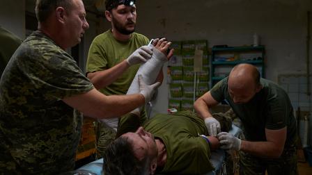 Un soldado ucraniano herido siendo atendido por los médicos de las Fuerzas Armadas de Ucrania, en una imagen de archivo